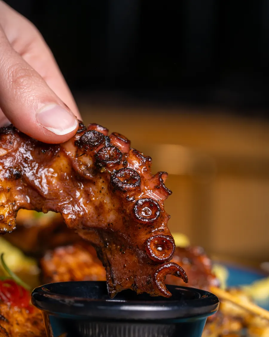 Pulpo de roca terminándose sobre la brasa