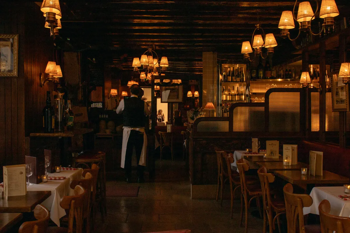 Comedor del restaurante con las mesas vestidas antes del servicio