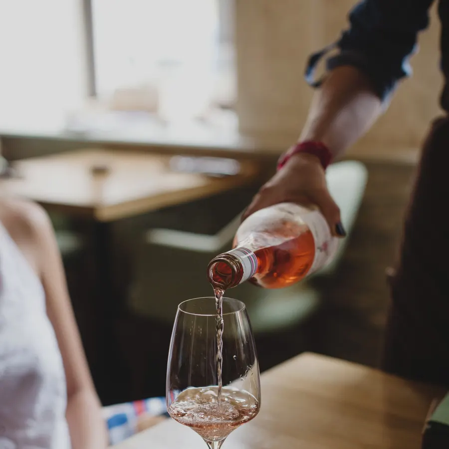 Servicio de vino en la mesa