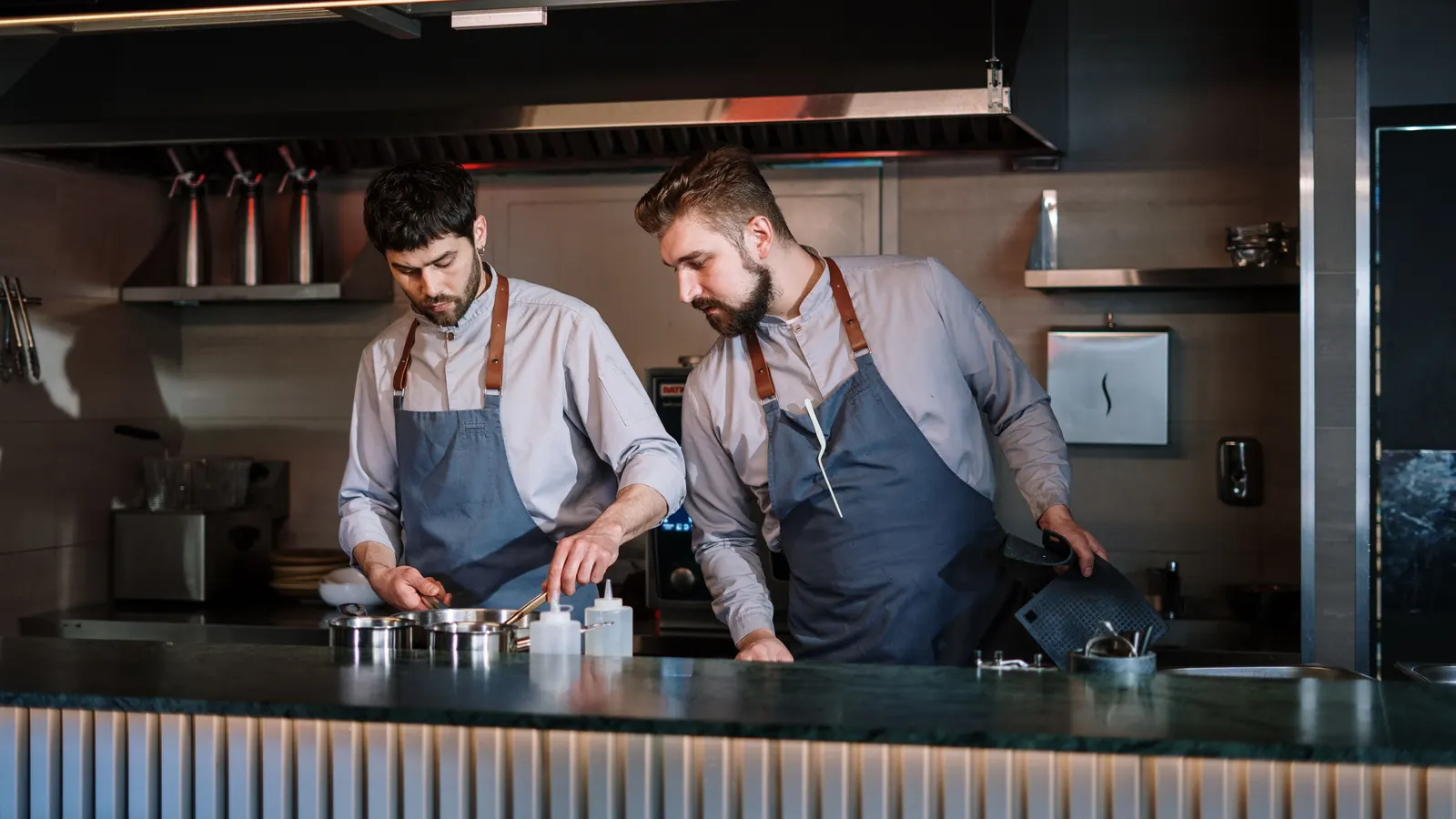 La cocina del restaurante durante el servicio
